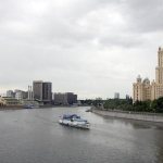 walks along the Moscow river by boat