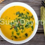 Желтый карри-суп из лосося